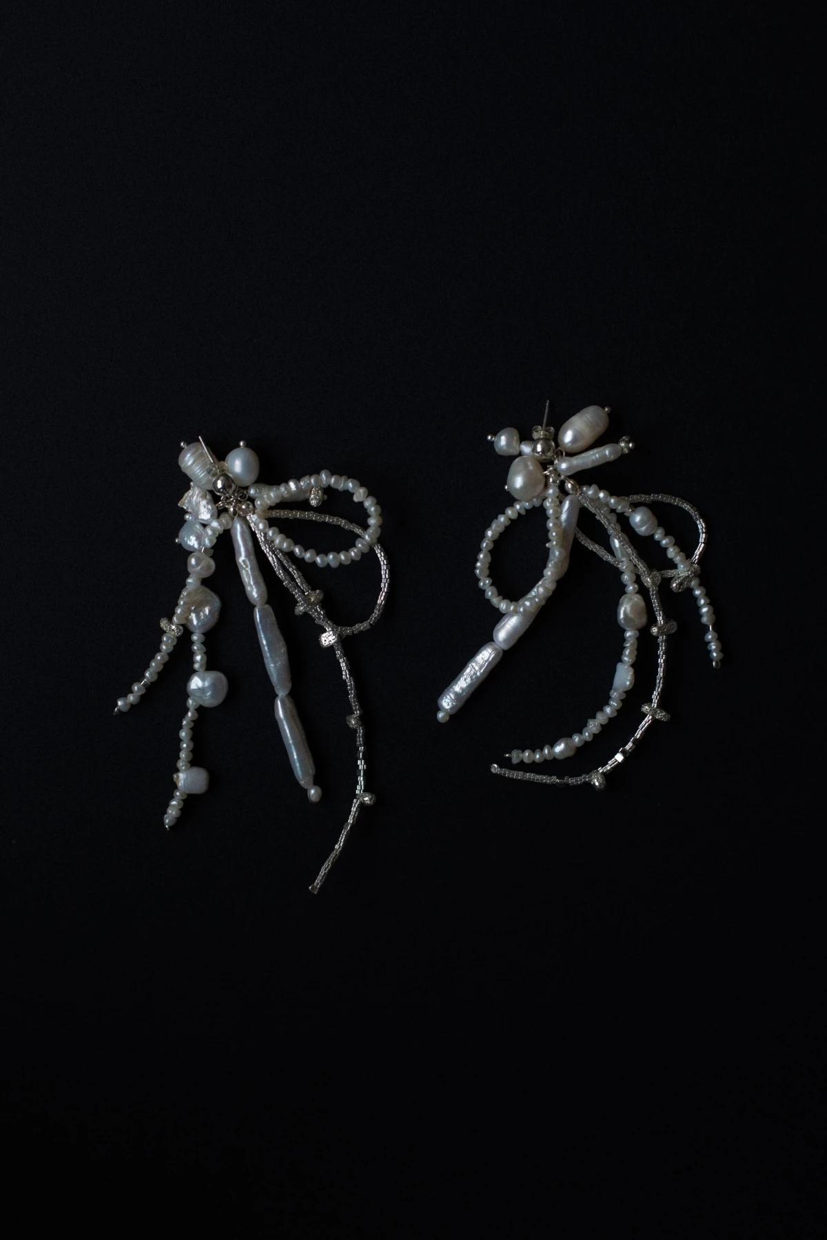 Асимметричные серьги-кисти из жемчуга и бисера с подвесками