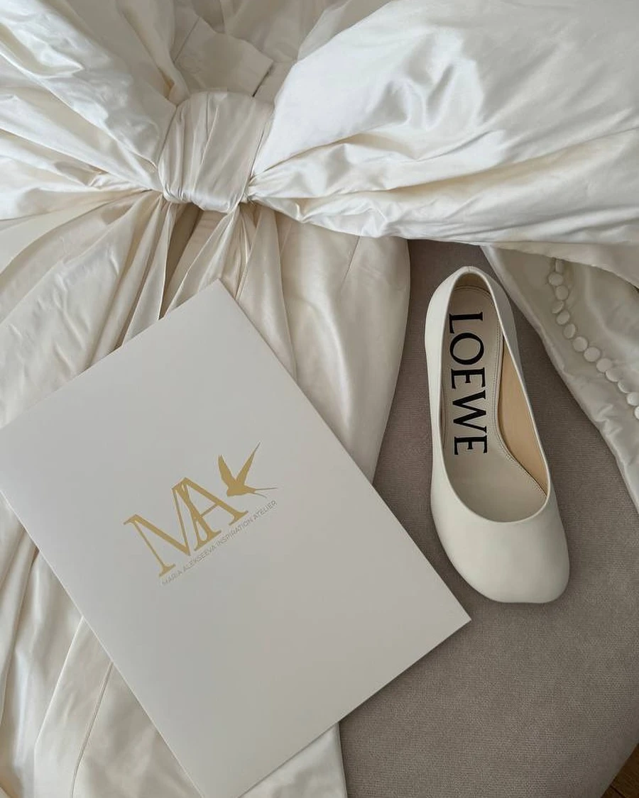 Туфли Loewe и приглашение MAK на фоне шелкового банта