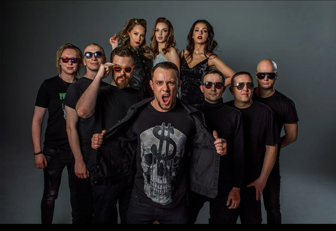 Участники кавер-группы Active Band в чёрных футболках на сцене