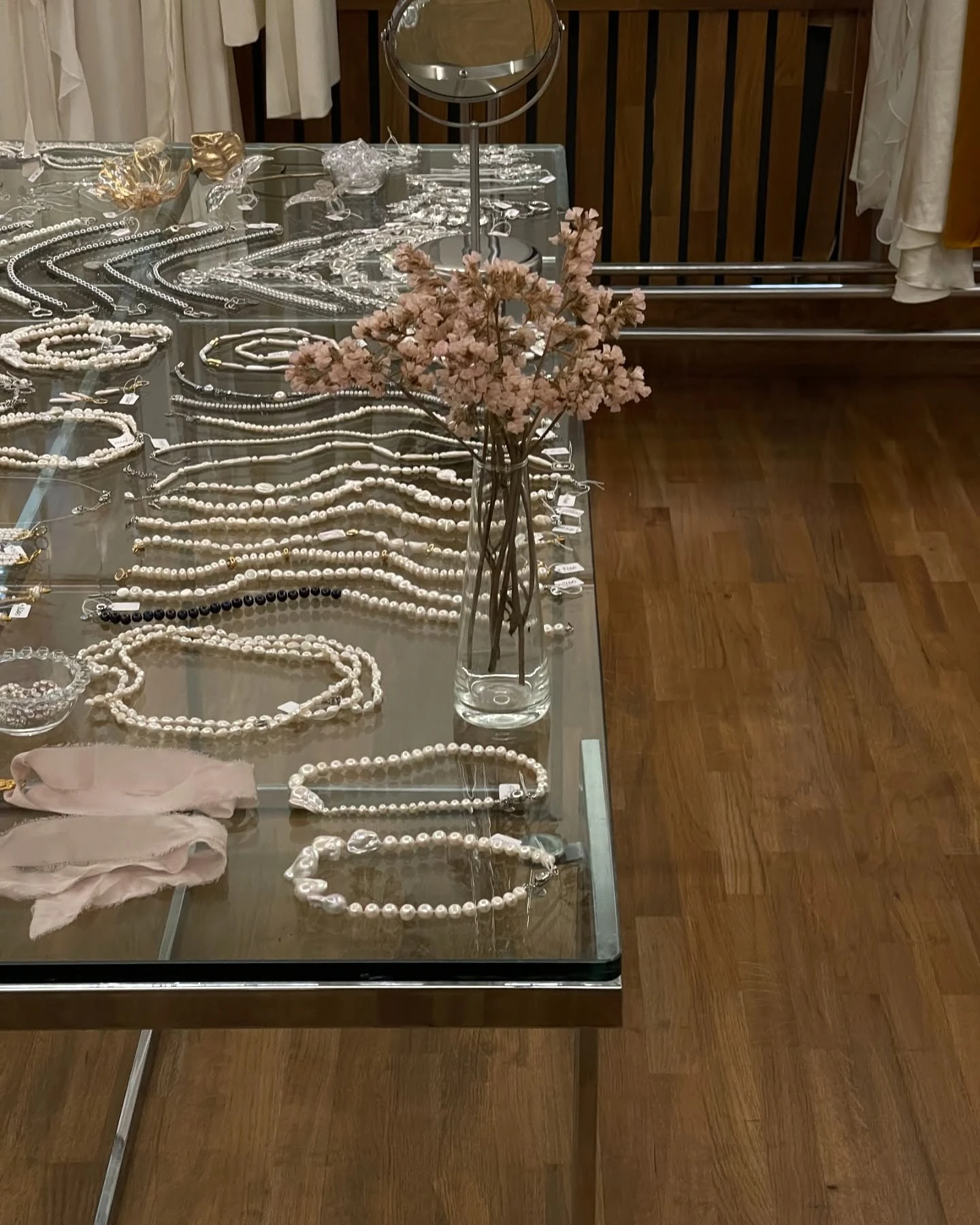 Жемчужные бусы и браслеты с ценниками на витрине бутика