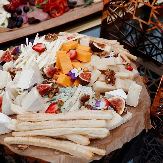 Сырная тарелка с инжиром, клубникой и орехами на банкете