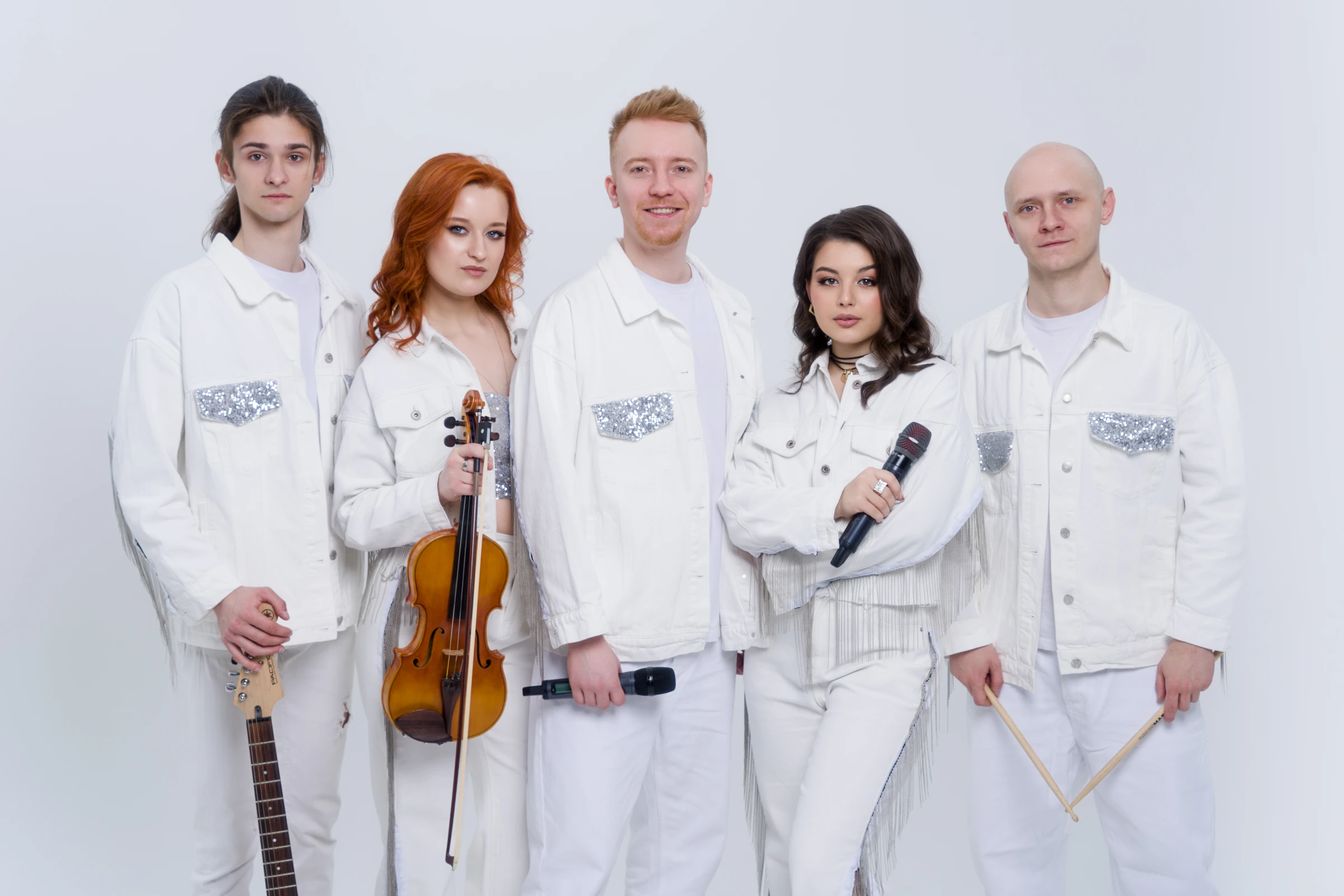 Кавер-группа Mendeleev Band в серебристых пиджаках в тёмно-синем интерьере