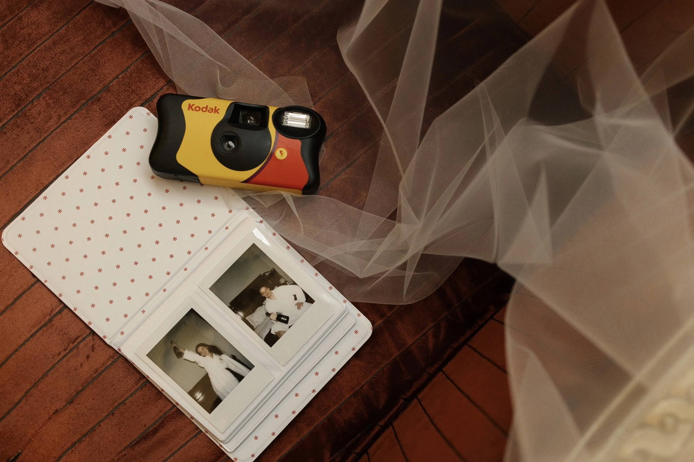 одноразовый фотоаппарат Kodak и полароидные снимки рядом с фатой