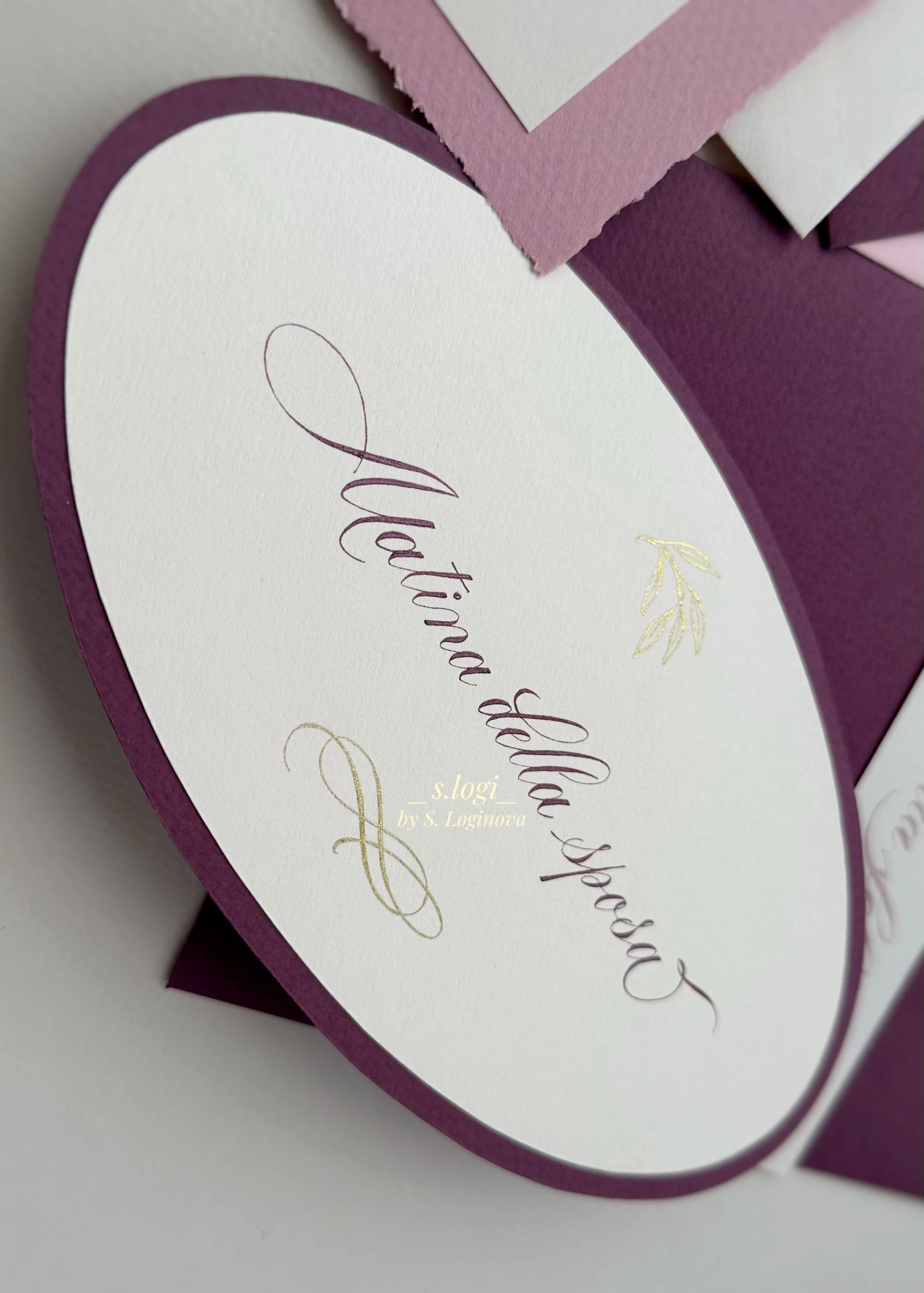 оливковая карточка Mattina della Sposa с золотым тиснением веточки