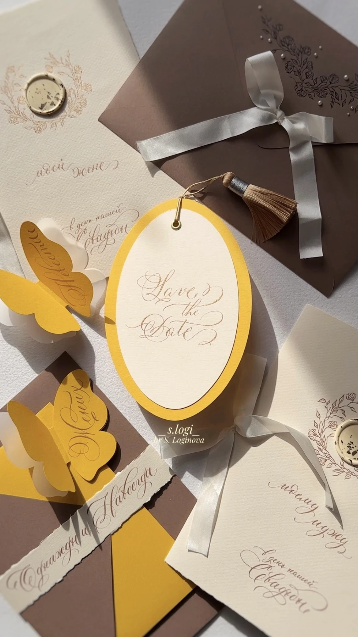 свадебная открытка love the date с бумажными бабочками и лентой на конверте