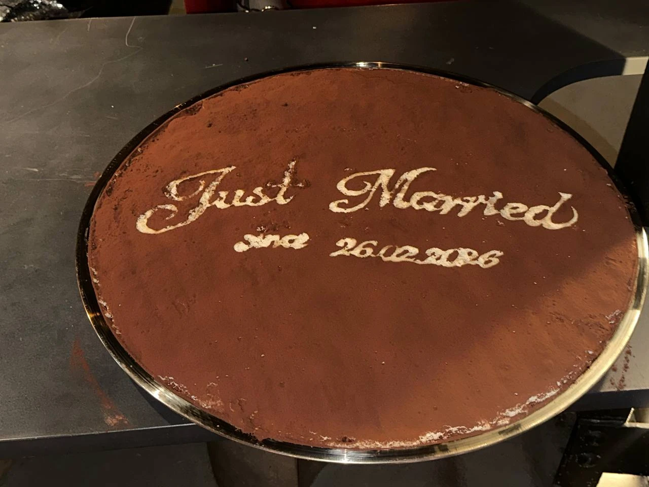 шоколадный торт с надписью just married и датой свадебного торжества