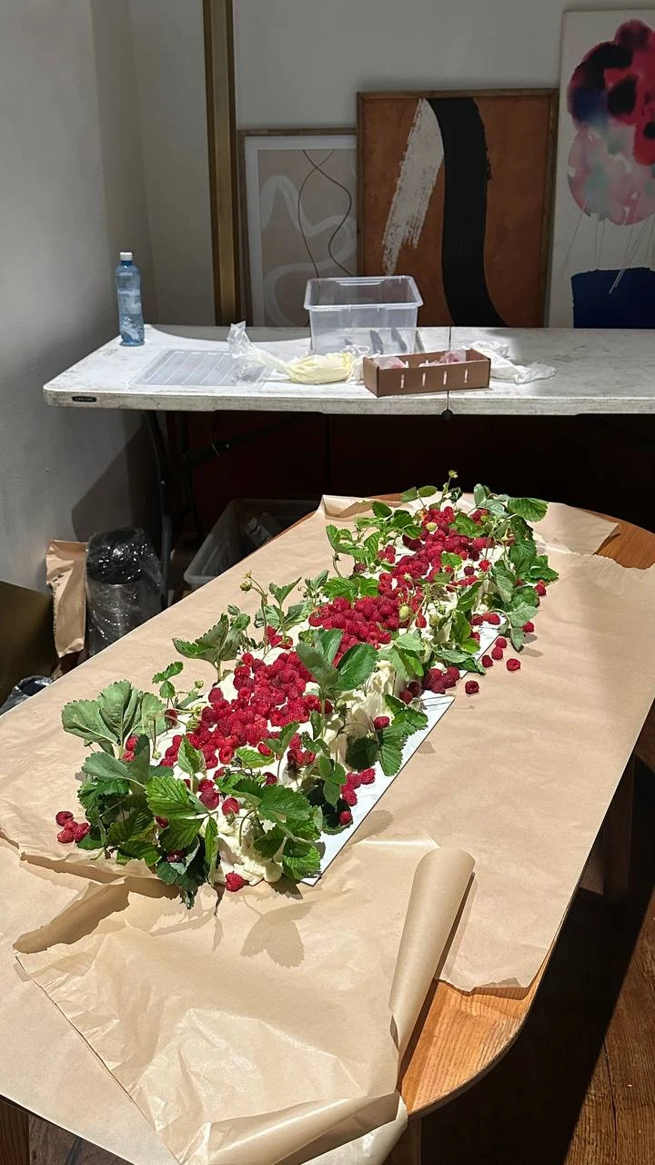 свадебный десертный стол с малиной, клубникой и зеленью на зеркальных подложках