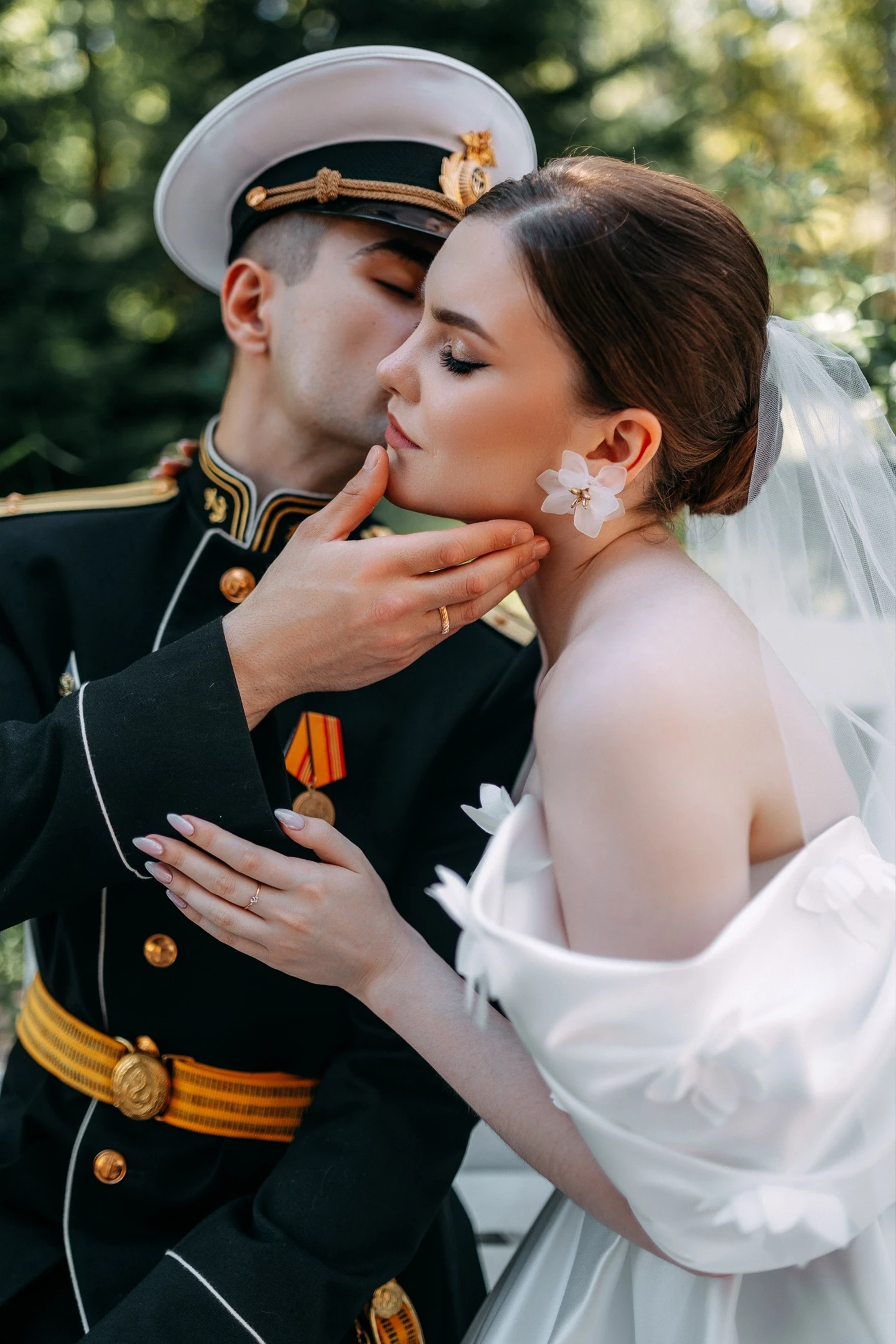 портрет невесты в фате и жениха в парадной военной форме на природе