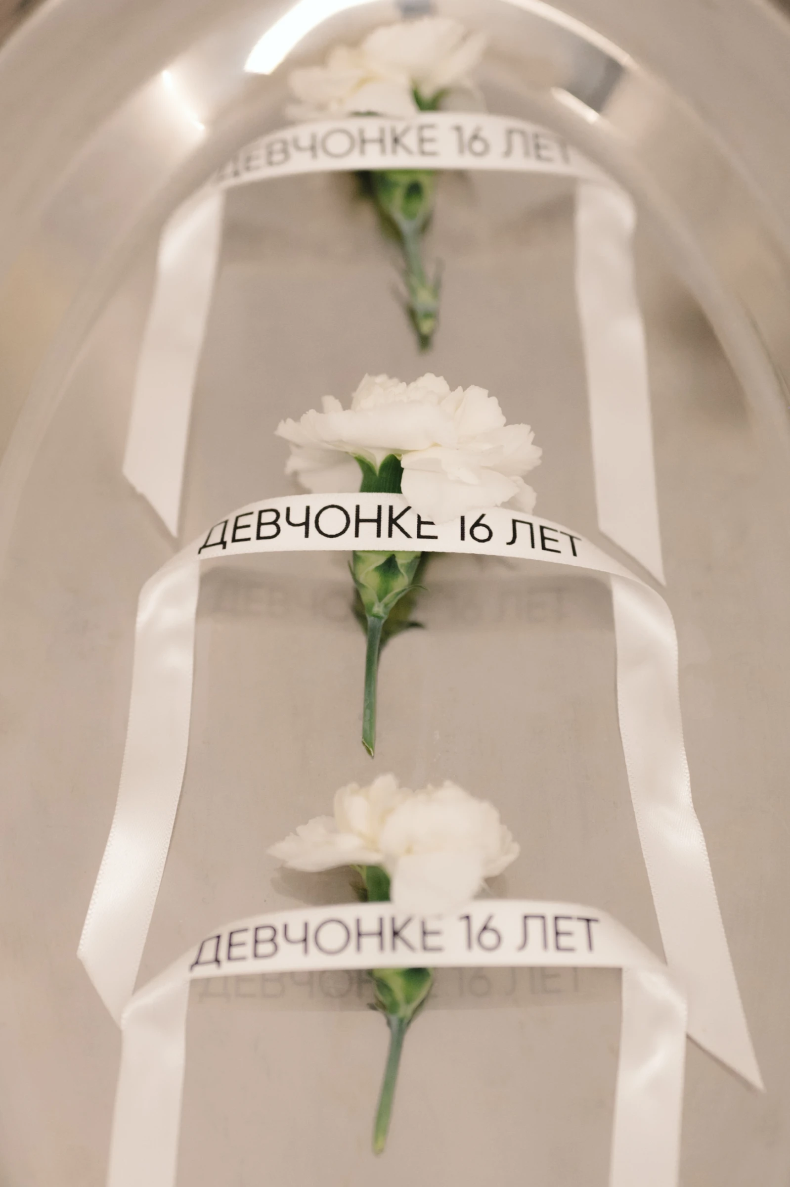 Хлебные палочки с лентами и свечи у композиции из белых гвоздик на столе