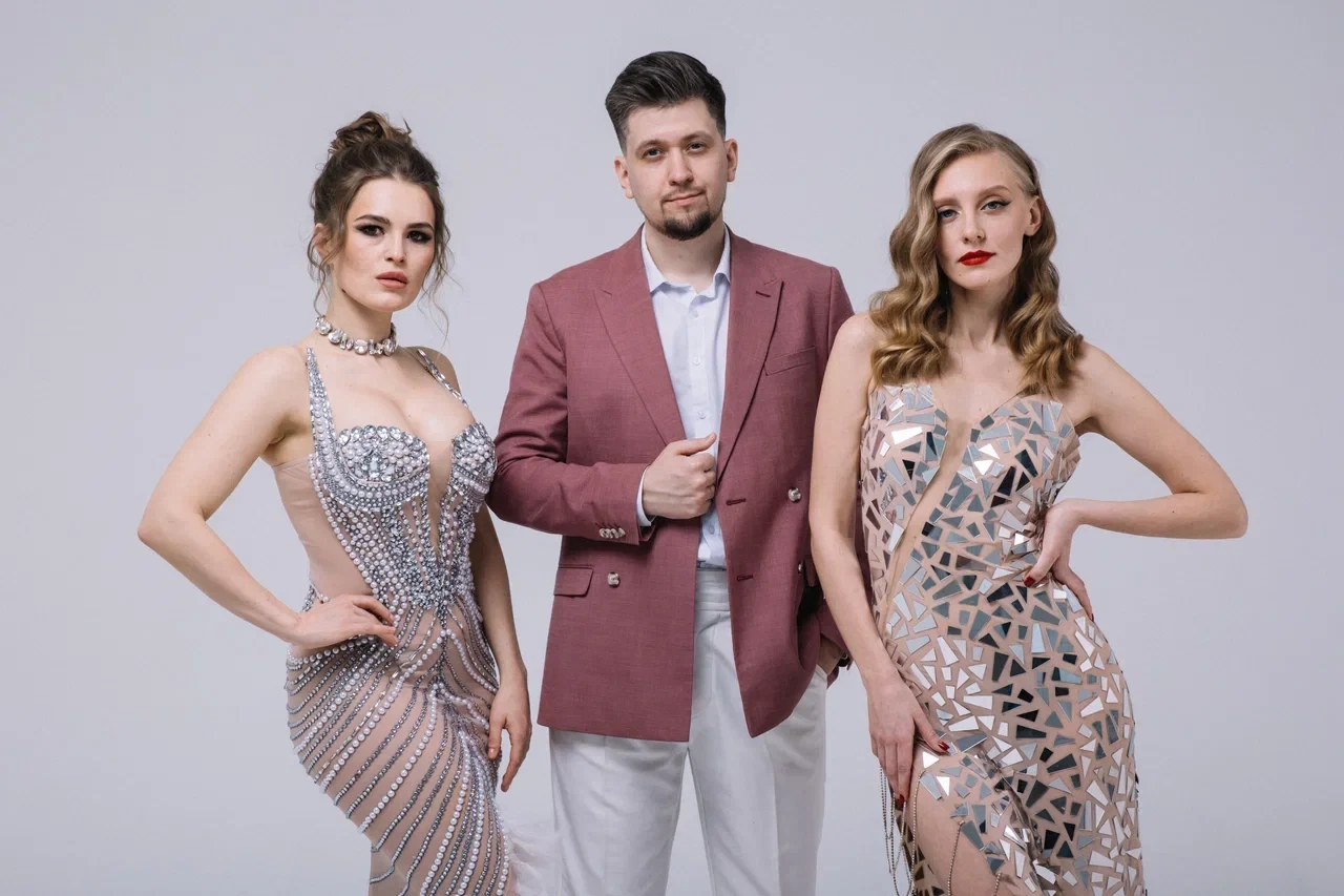кавер-группа CityFunk в сценических нарядах студийный групповой портрет