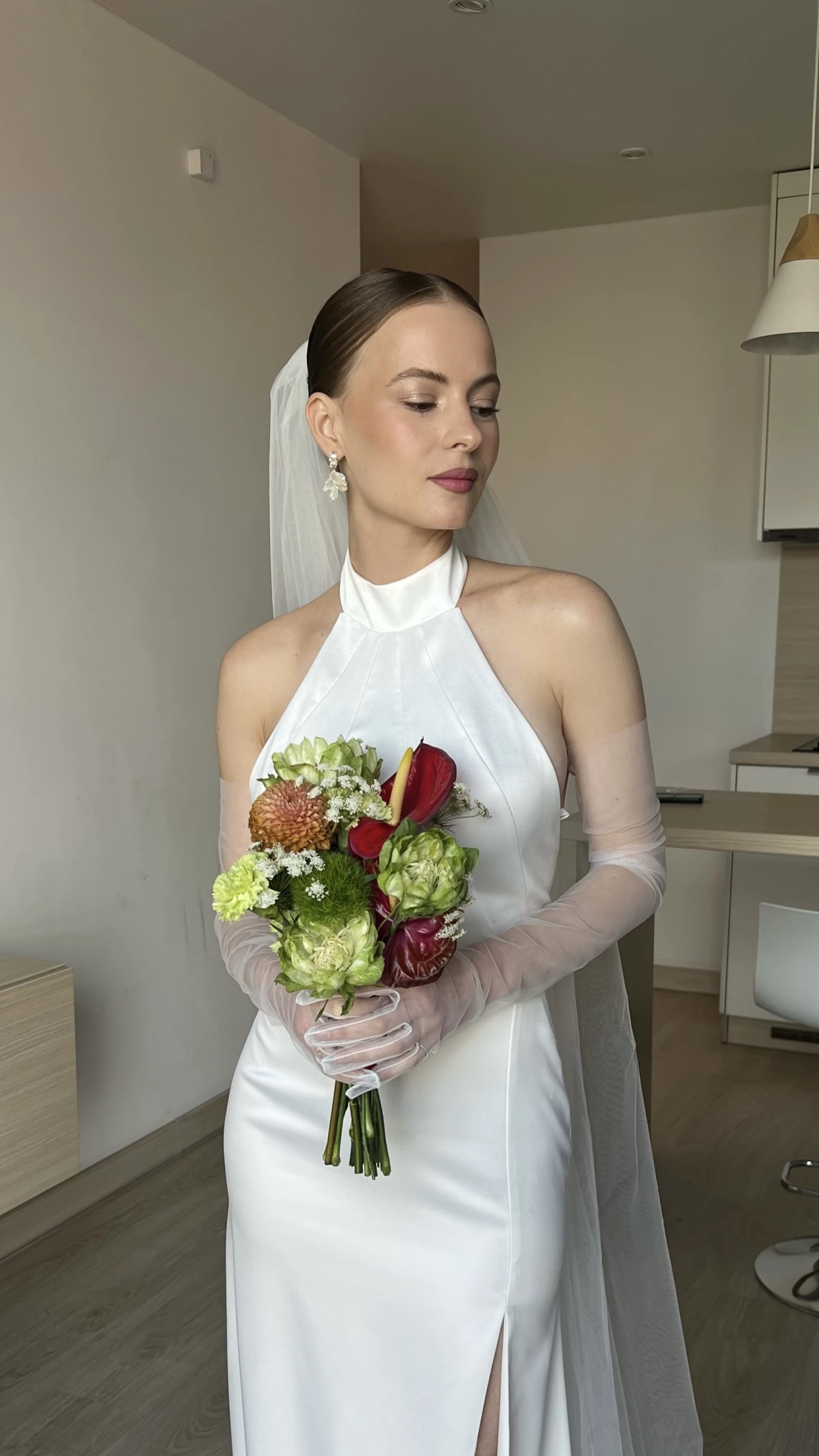 гладкая укладка с фатой и макияж невесты с ярким букетом антуриума
