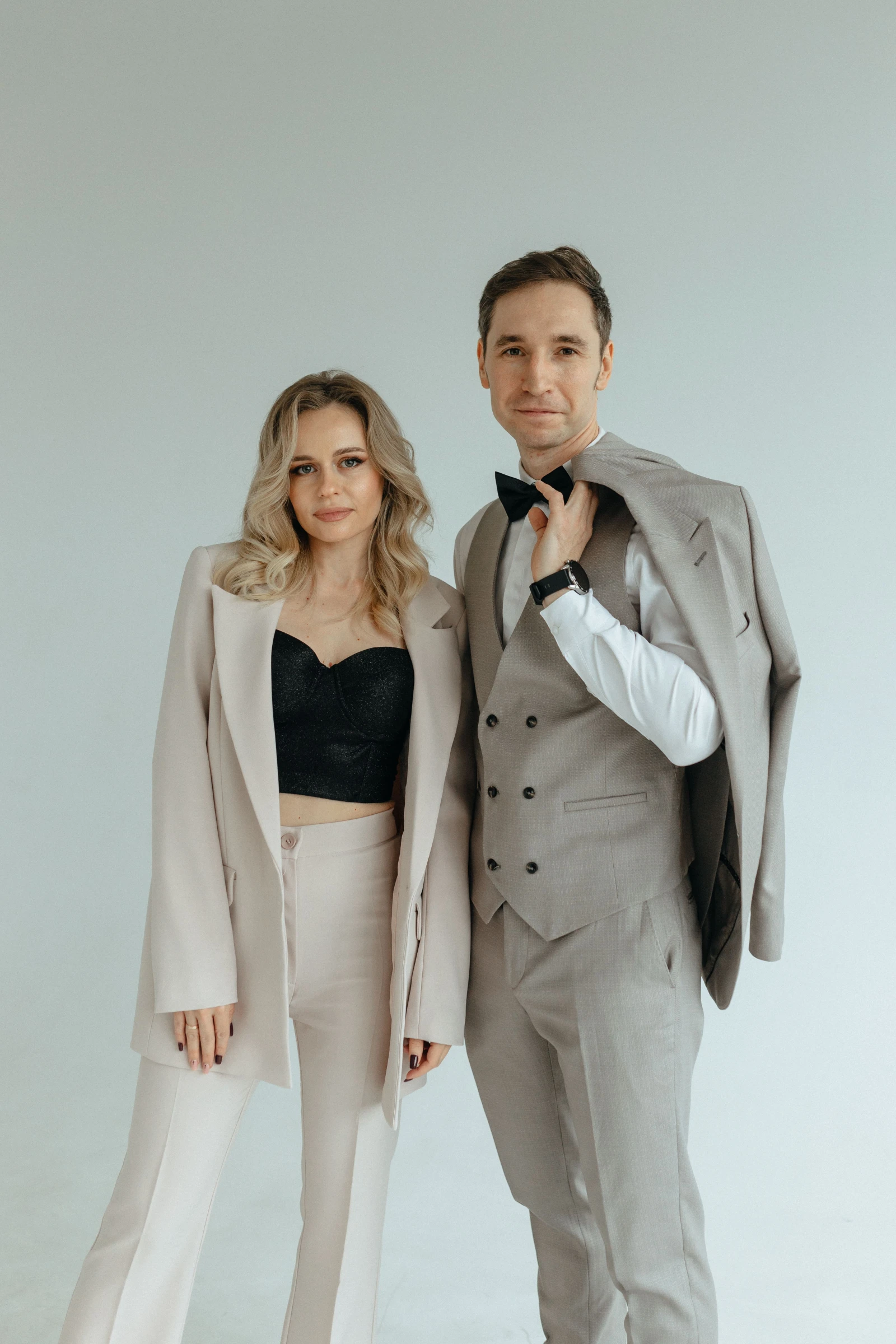 ведущие свадьбы в парных бежевых костюмах студийная съёмка