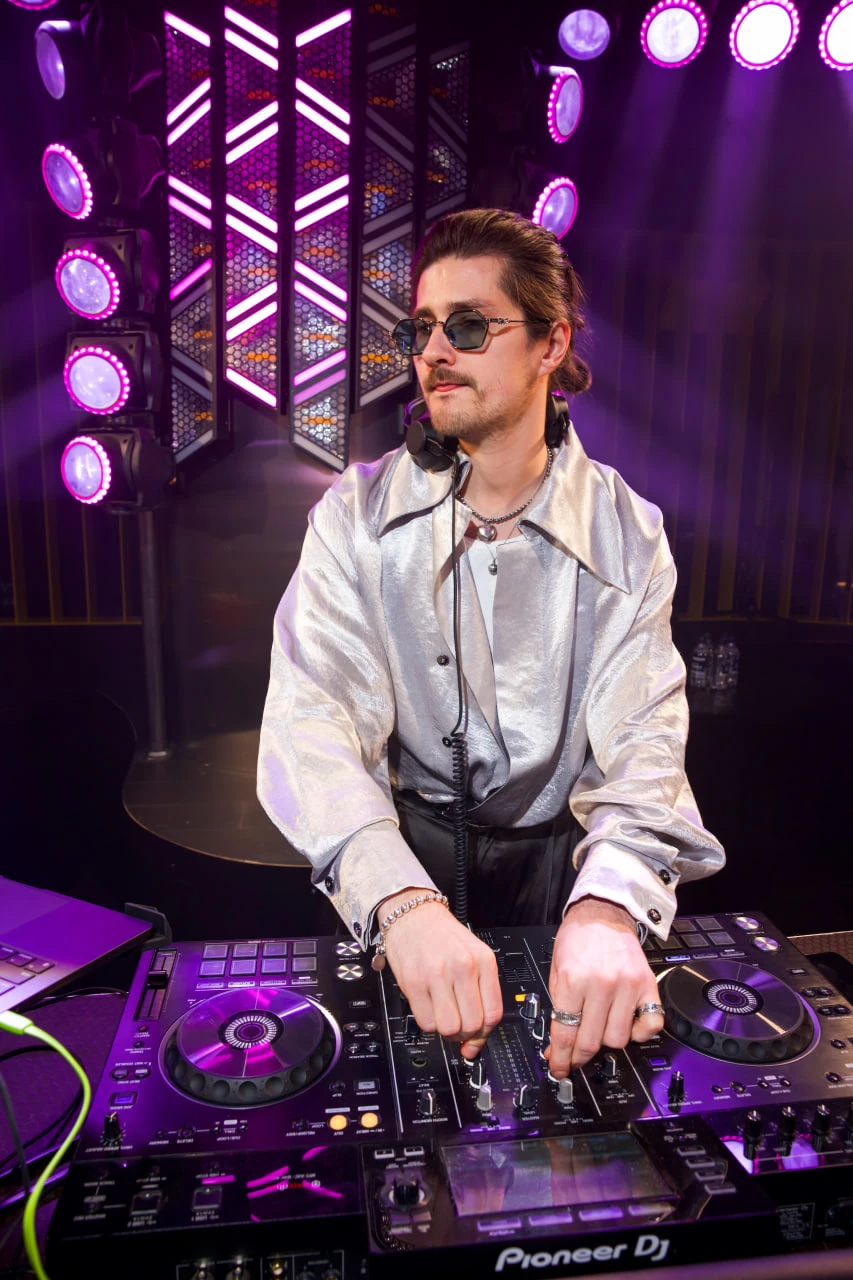 DJ-пульт Pioneer под фиолетовой неоновой подсветкой в клубе