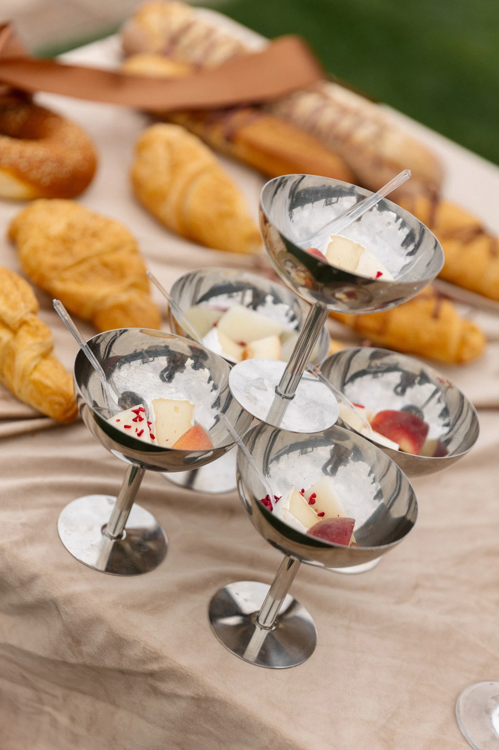 креманки с сыром и фруктами на фуршетном столе с выпечкой