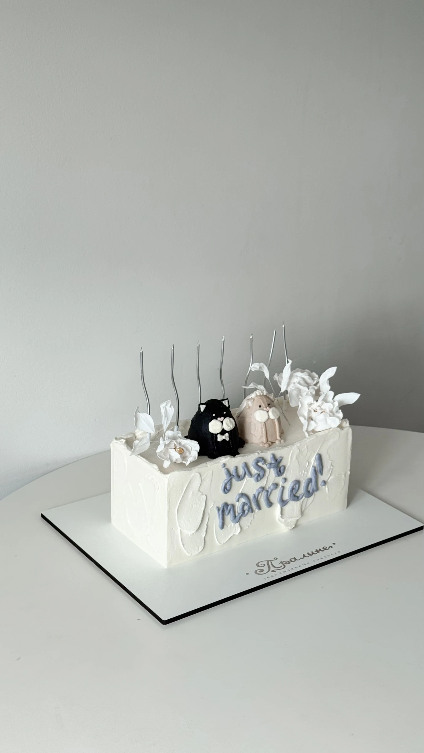 торт just married с фигурками котиков-молодожёнов и цветами