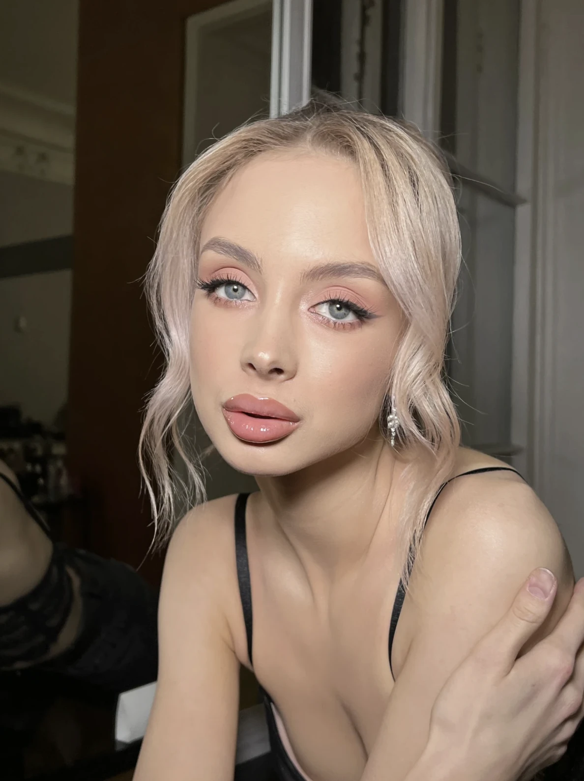 короткая причёска платиновый блонд и глянцевый нюдовый макияж крупным планом