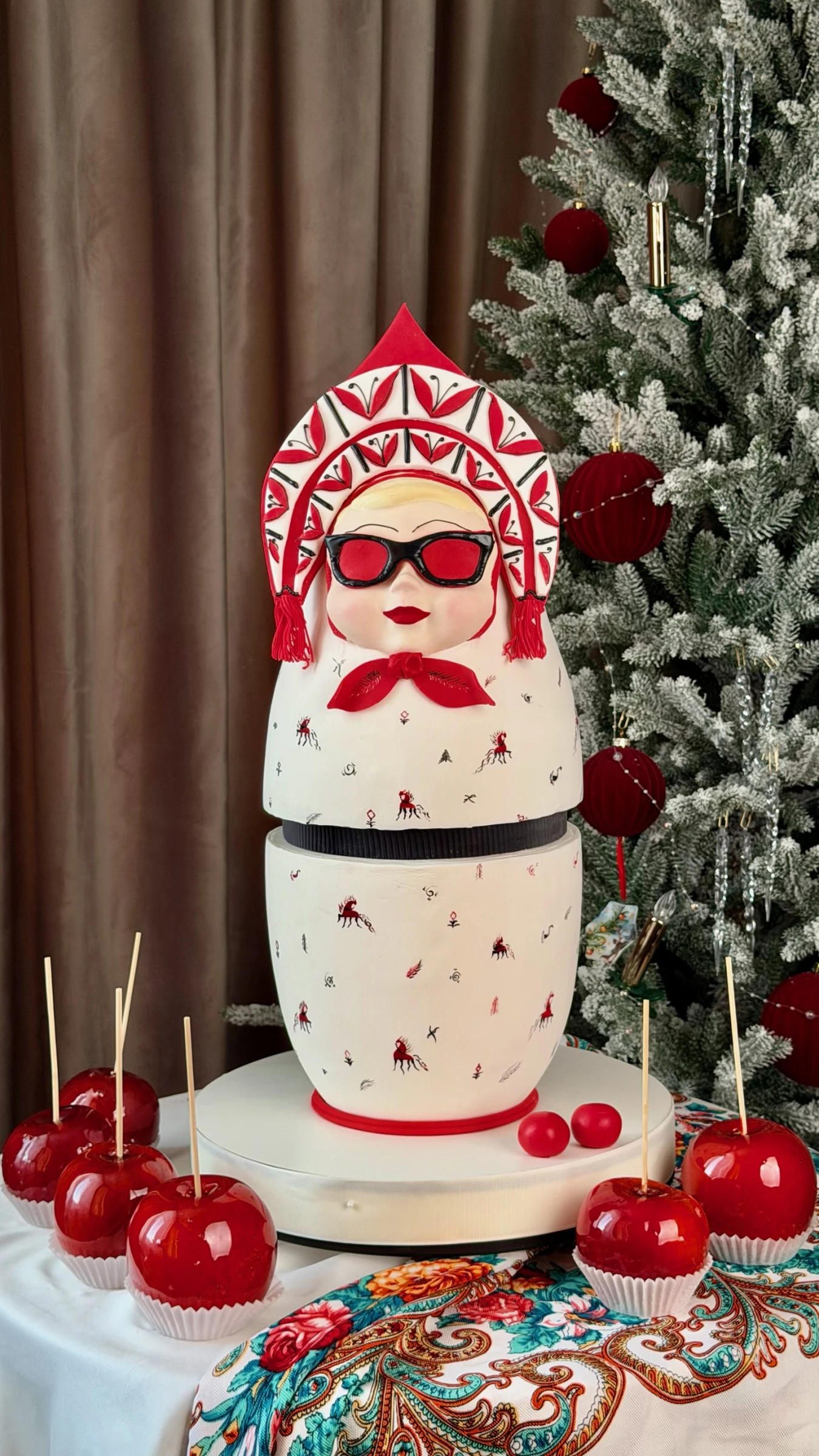 новогодний торт в виде матрёшки в кокошнике рядом с ёлкой
