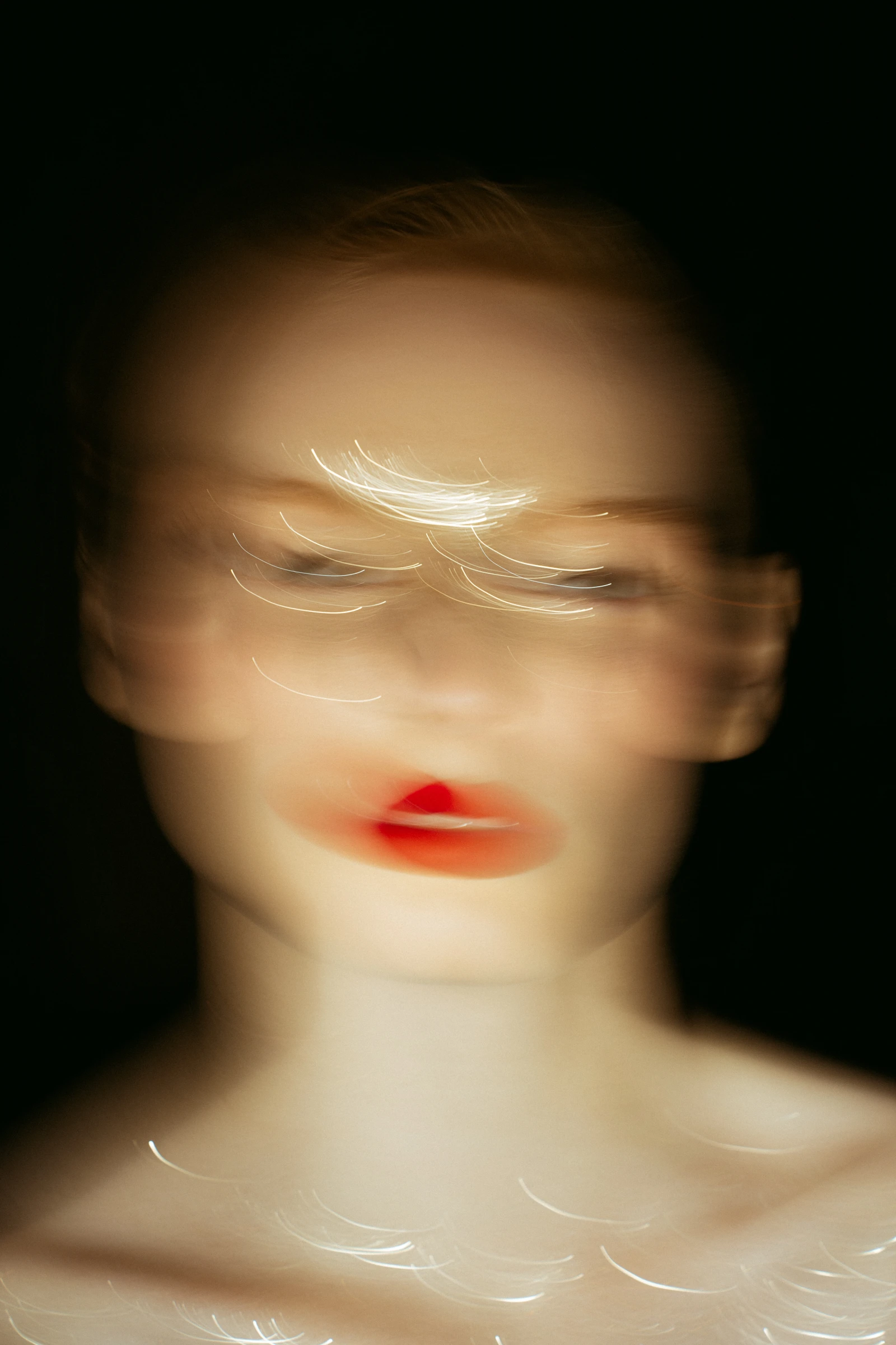 портрет девушки с размытыми чертами лица и яркими красными губами
