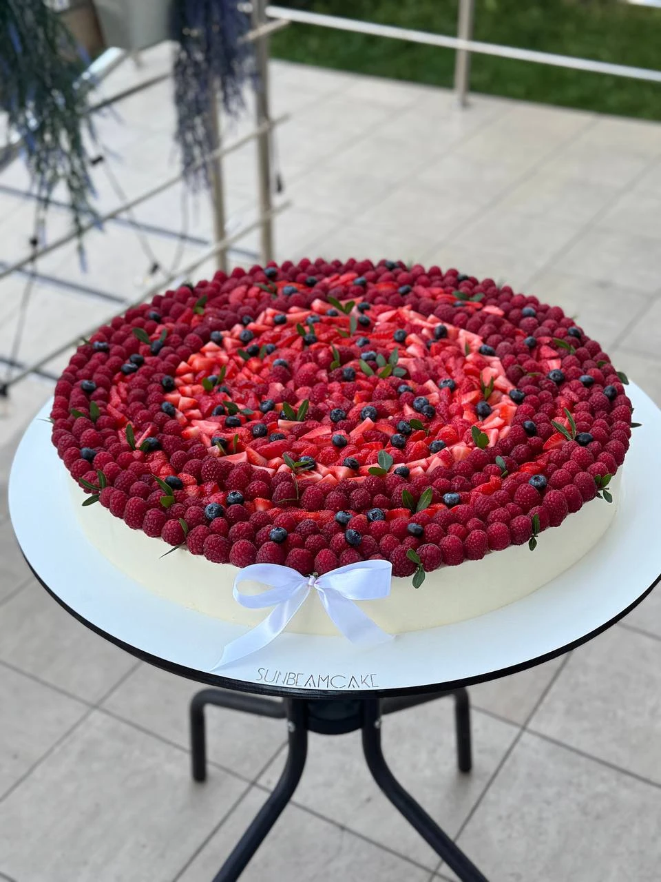 торт с мозаикой из малины клубники и черники сверху
