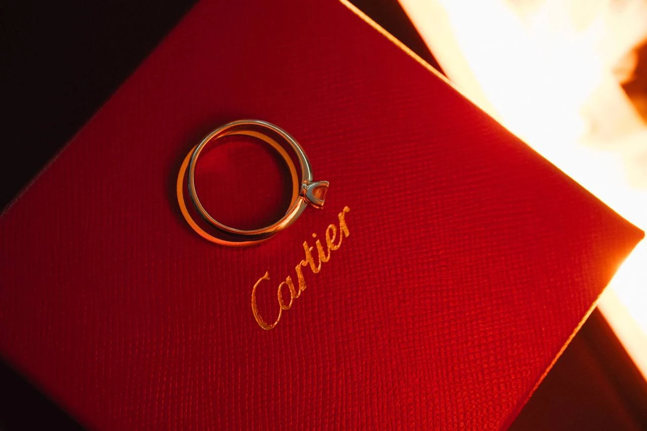 обручальные кольца с бриллиантом на красном футляре Cartier