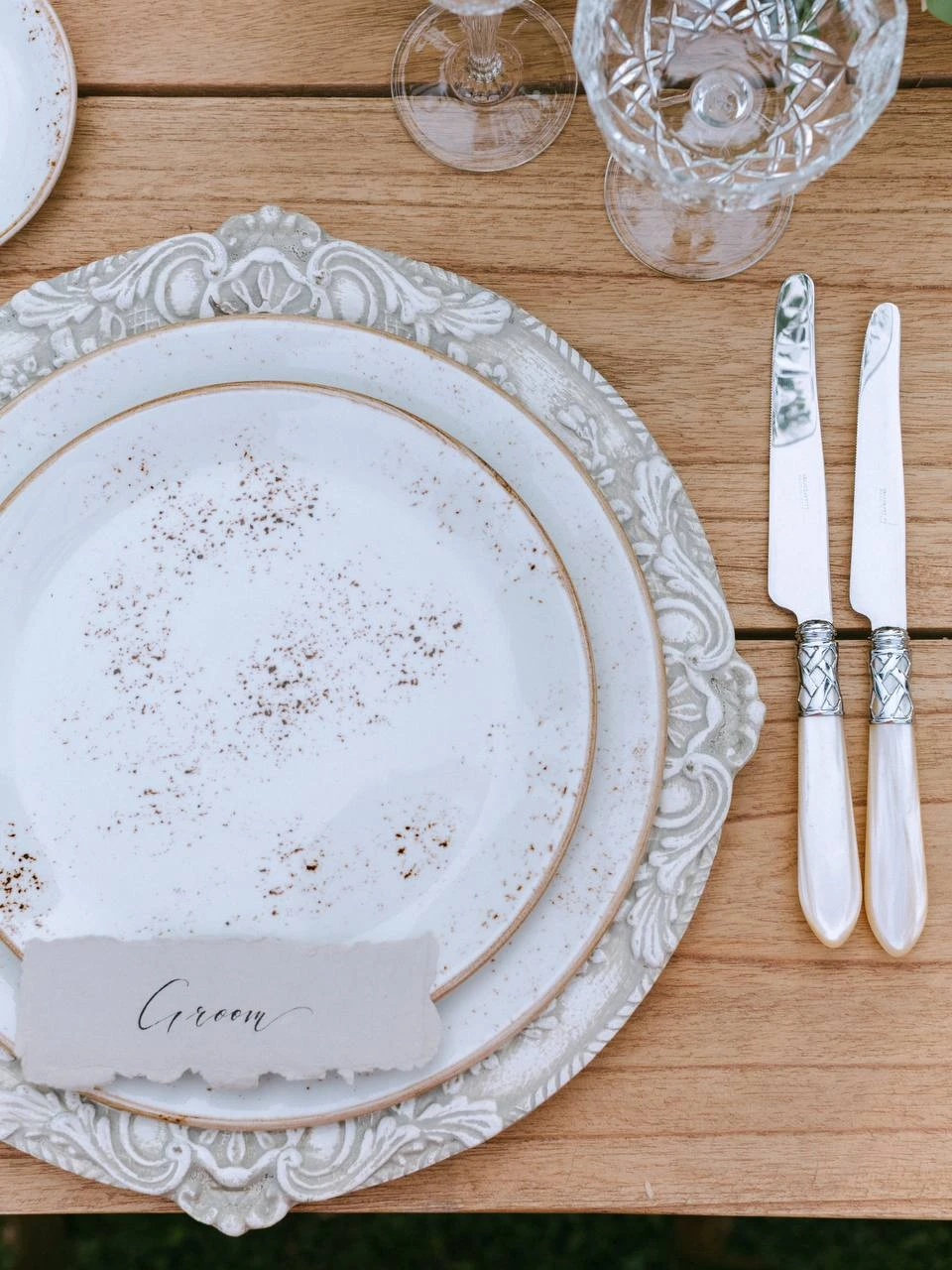 сервировка стола с карточкой Groom, резное подстановочное блюдо и приборы с перламутровыми ручками