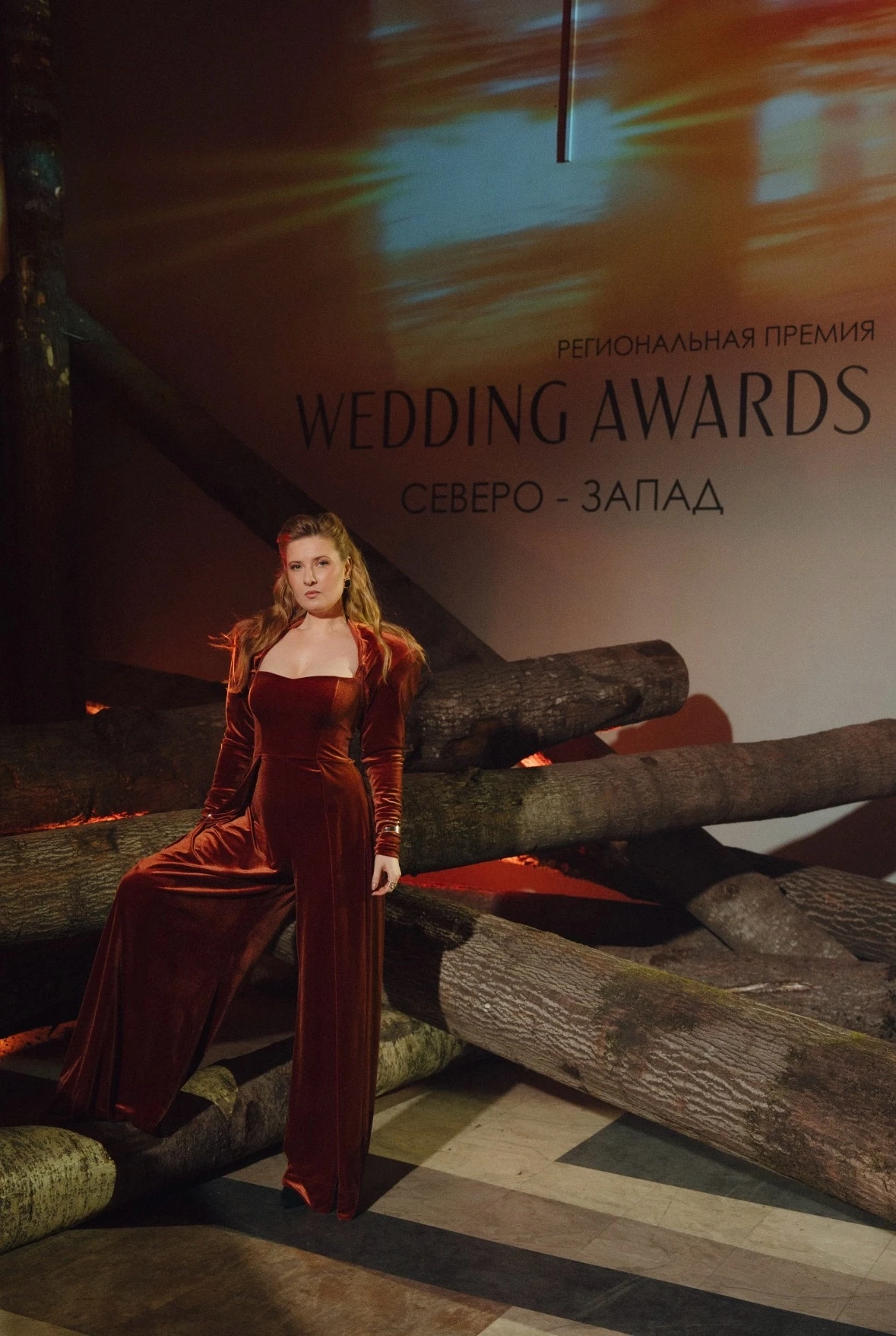 ведущая в бархатном комбинезоне на премии Wedding Awards