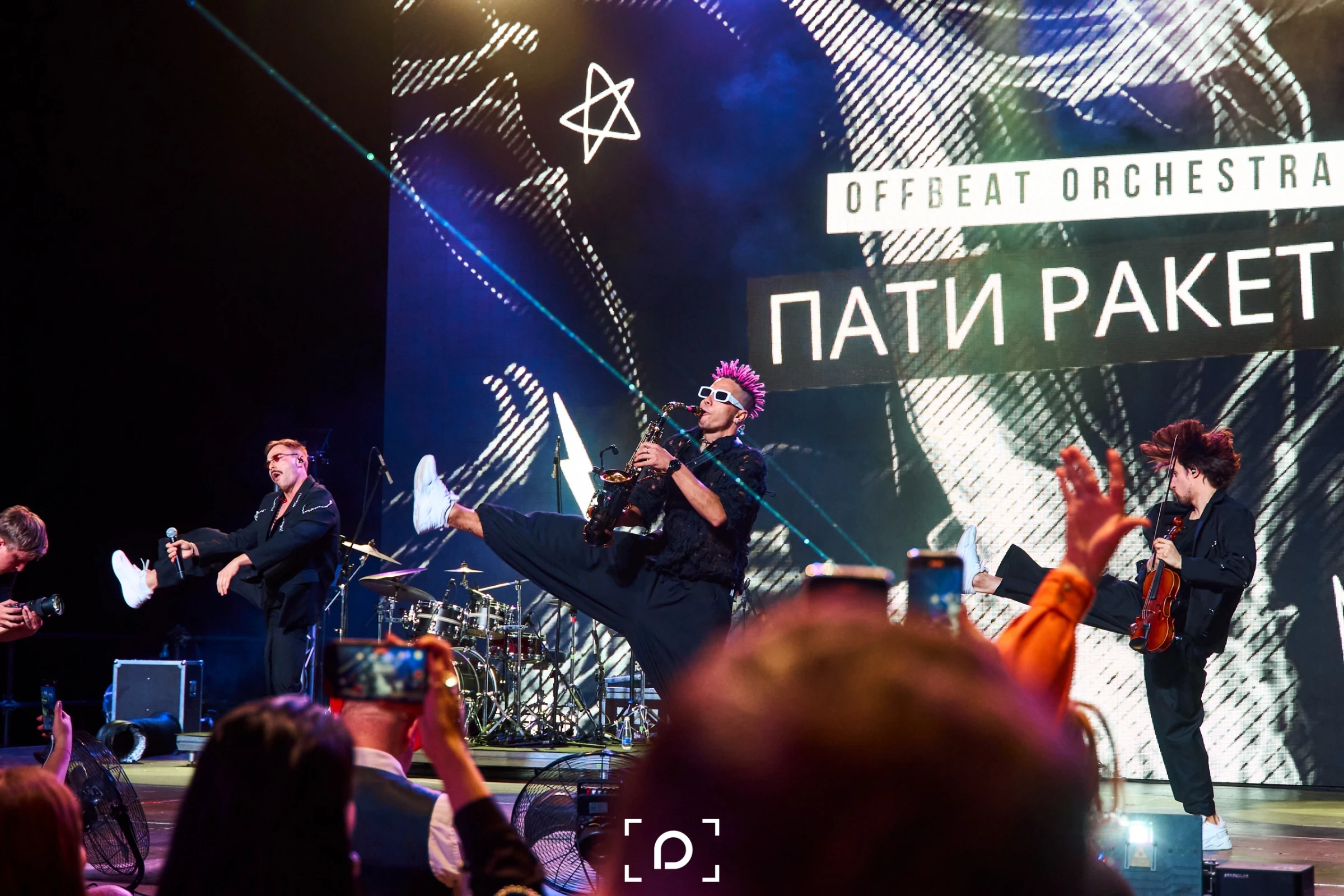 яркое выступление кавер-группы с саксофоном на сцене свадебной вечеринки