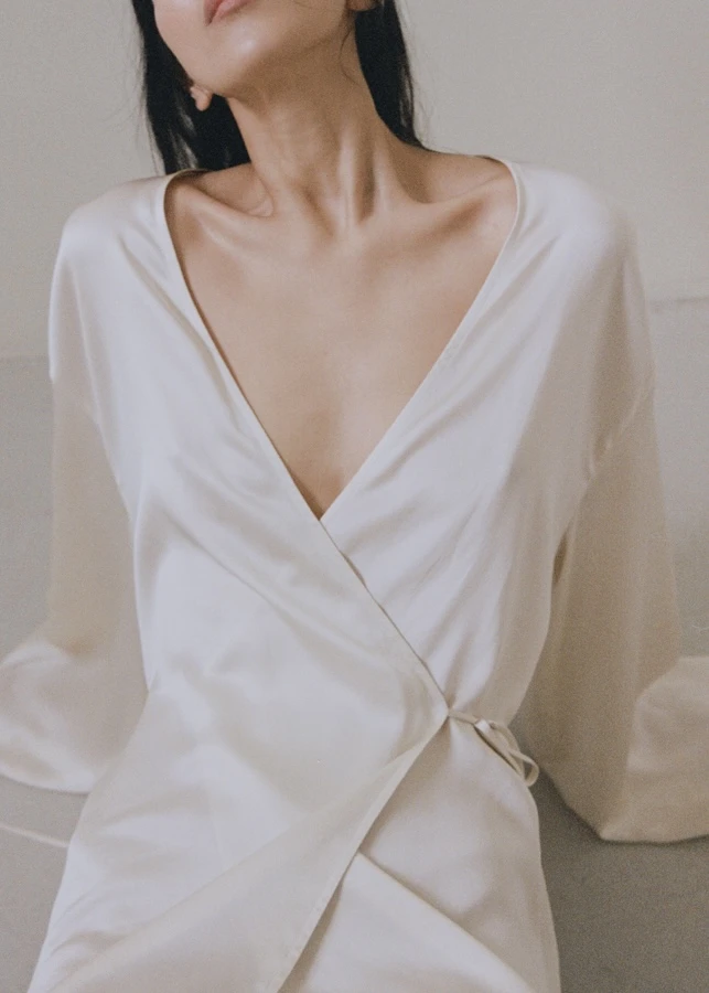 атласное платье с запахом крупным планом на завязках у талии