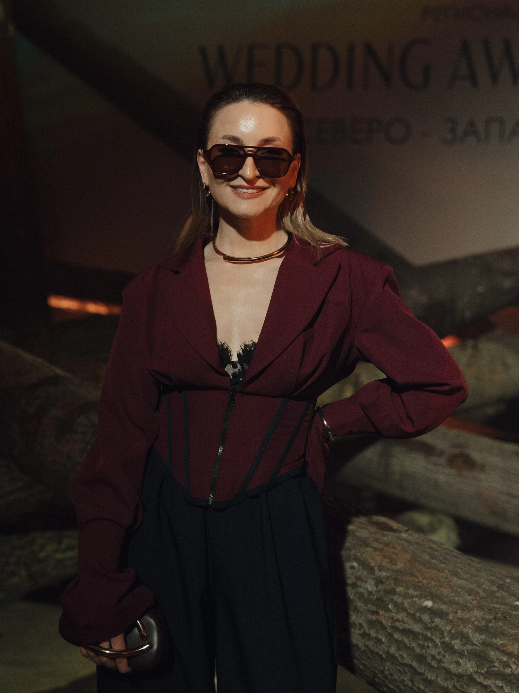 женщина в чёрном платье и мужчина в костюме на приёме