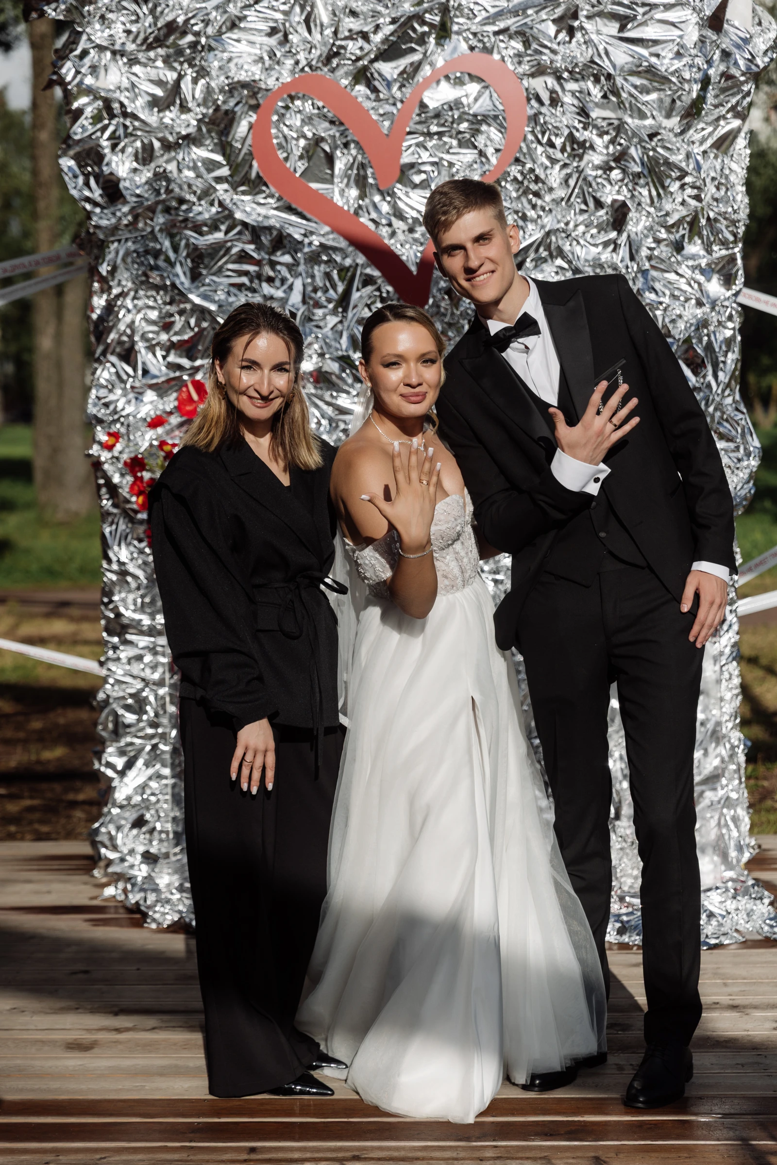 женщина в атласном платье позирует у баннера wedding awards