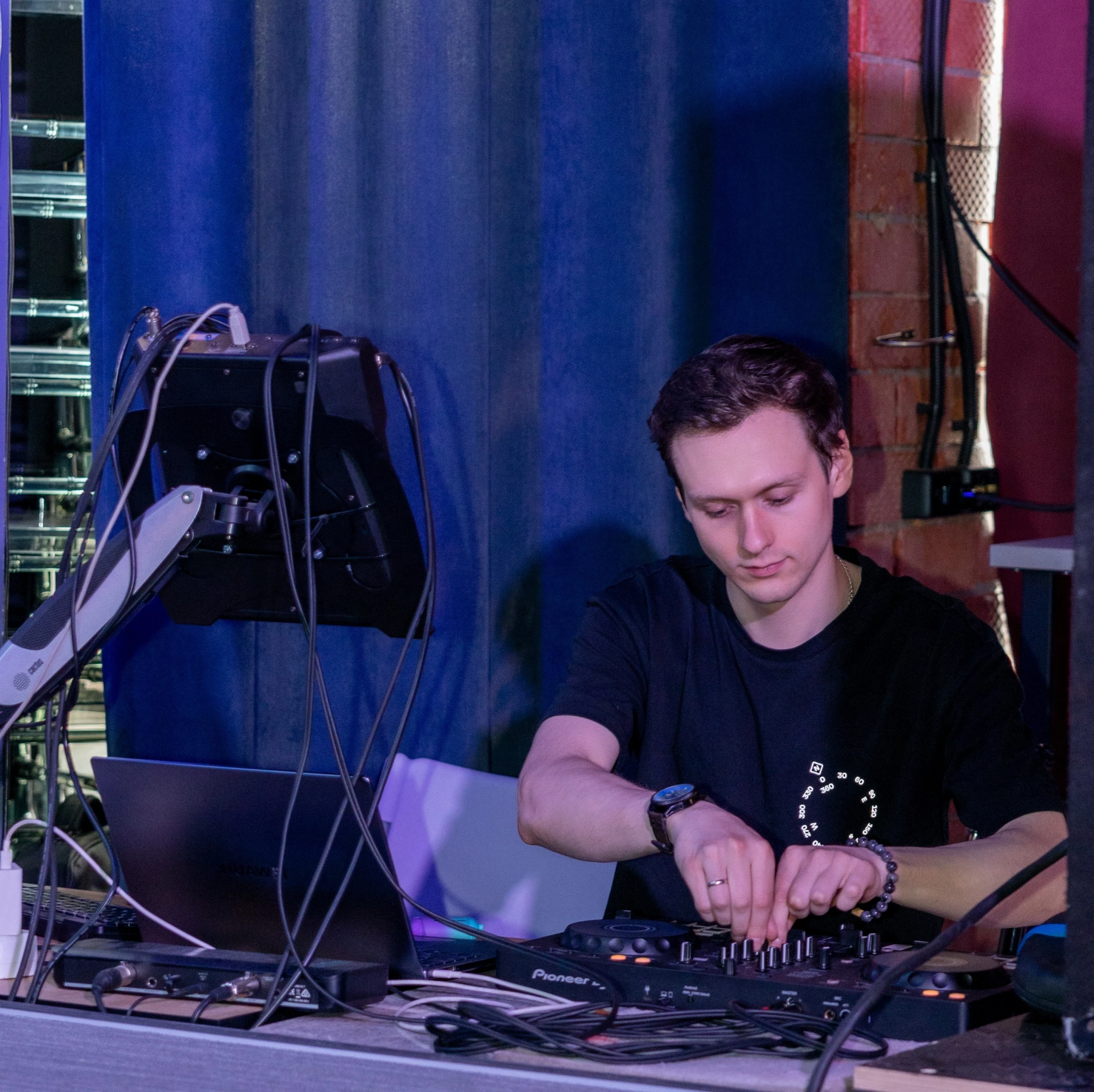 диджей регулирует настройки на пульте Pioneer в клубе