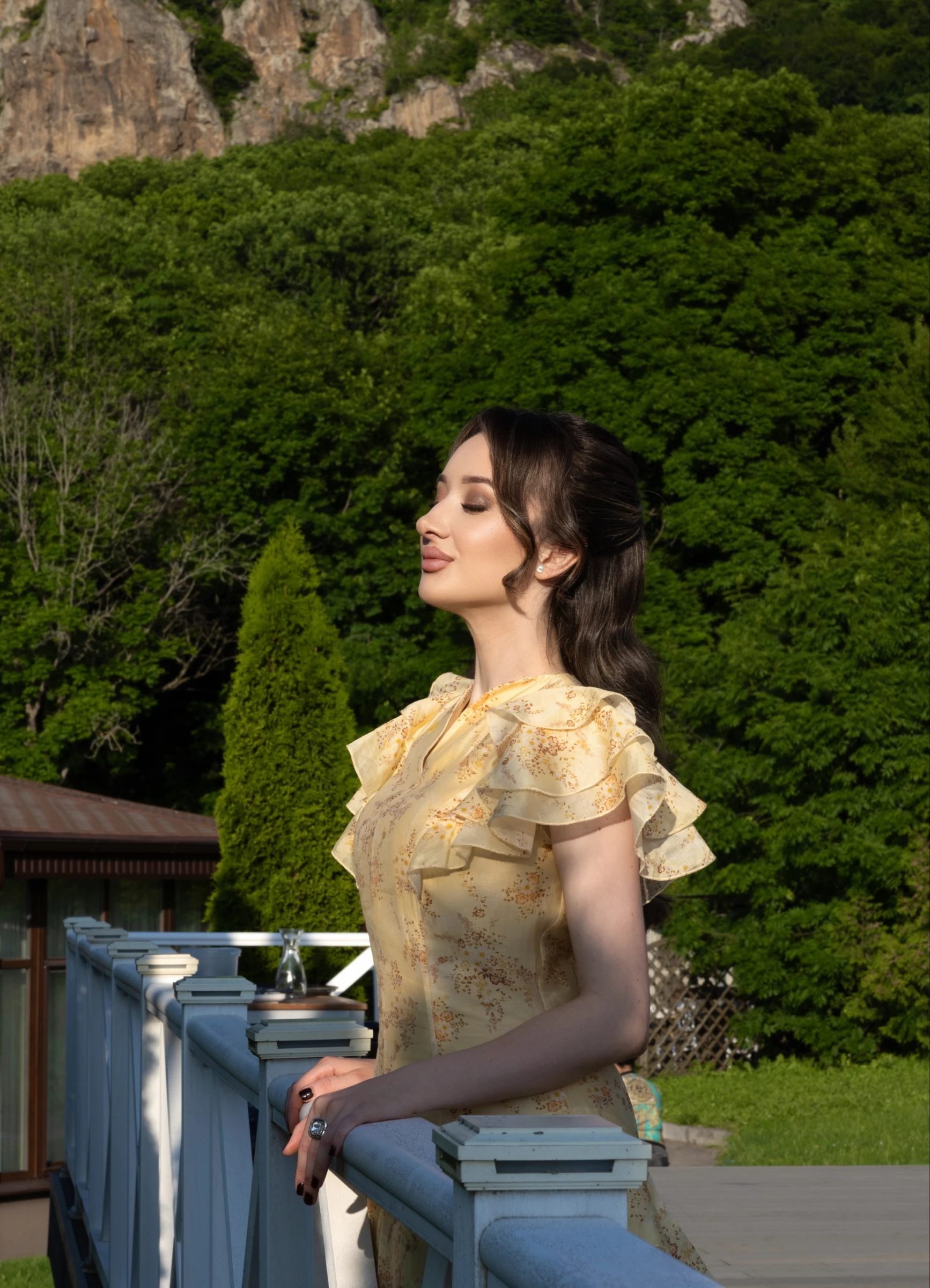 пара держится за руки на аллее в парке летом