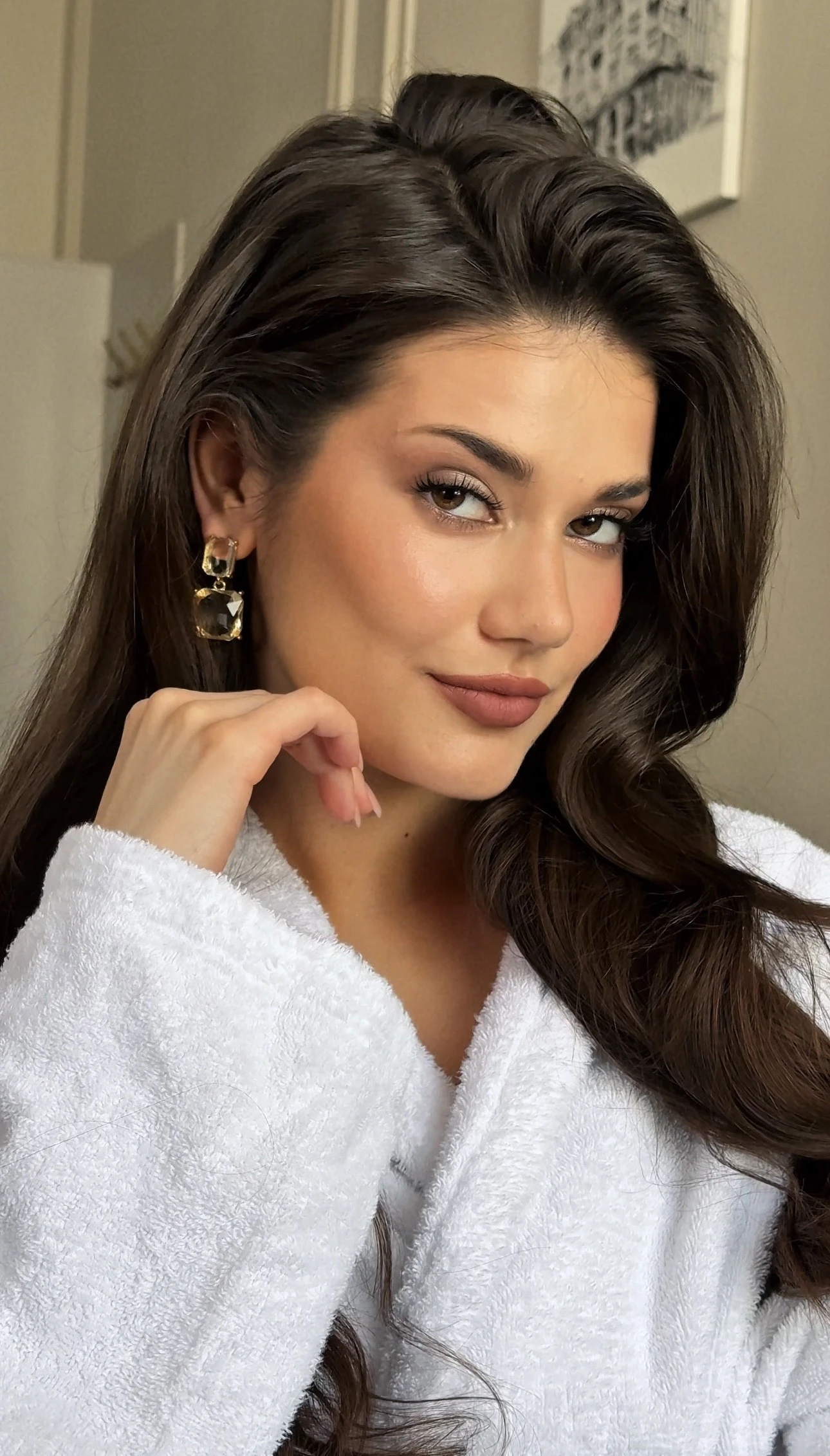 невеста в белом халате с волнистыми волосами и золотыми серьгами